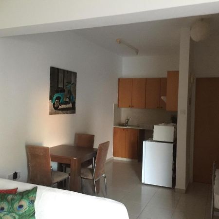Davi'S Studio Apartment Paphos Exterior foto