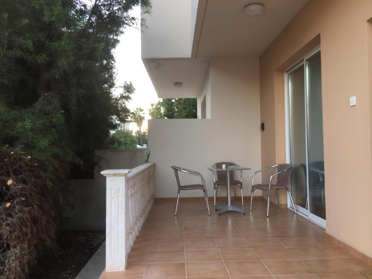 Davi'S Studio Apartment Paphos Exterior foto